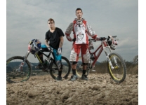 Downhill MTB Fahrer mit Fahrrad